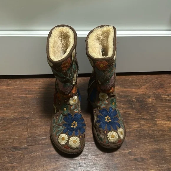 UGG | Shoes | Ugg 554 Rare Wahine Brown Embroidered Floral Boots
